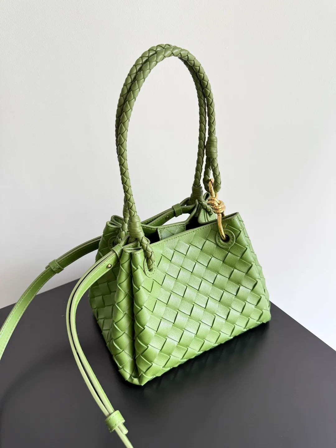Batch 1760 BV home is new! Andiamo combines the Bottega Veneta archive parachute handbag to inherit retro elements and integrate modern trends. The same style as Shu Qi's in Beijing Night. It is a continuation of the classic bag. It has three functions: hand carry, shoulder and cross-body. It is embellished with metal brass knot buckles. It is small and has an amazing capacity. It can easily hold sunglasses in a box / small bottle of water / powder powder / charger and other daily necessities when going out. The upper body is versatile. Style number: 796569 Size: 21*17*16.5cm